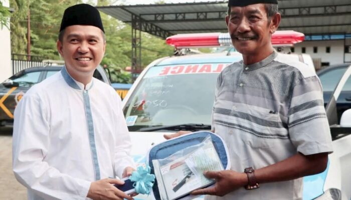 Bupati Kolaka Serahkan Mobil Ambulans Saat Gelar Safari Ramadhan di Samaturu