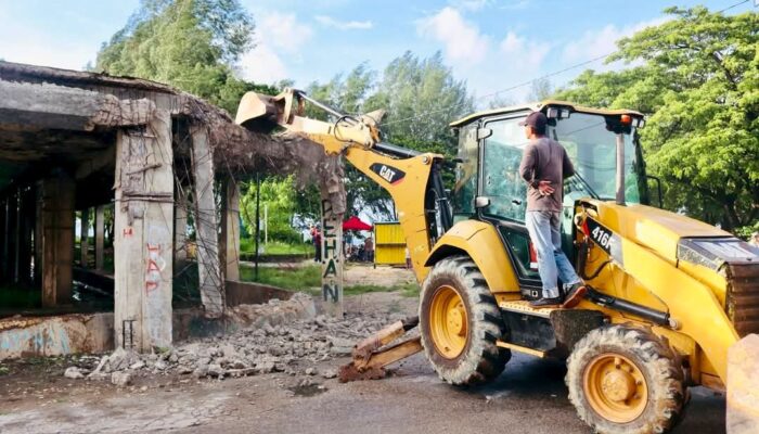 Pemkot Baubau Bongkar Selasar Kotamara Usai Ambruk dan Timpa Warga