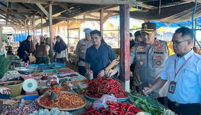 Polres Kolaka Timur dan Disperindagkop UKM Cek Ketersediaan Bahan Pokok di Pasar Tradisional