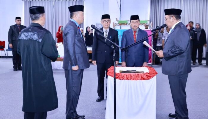 Bupati Bombana Lantik dr. H. Sunandar sebagai Penjabat Sekda Bombana