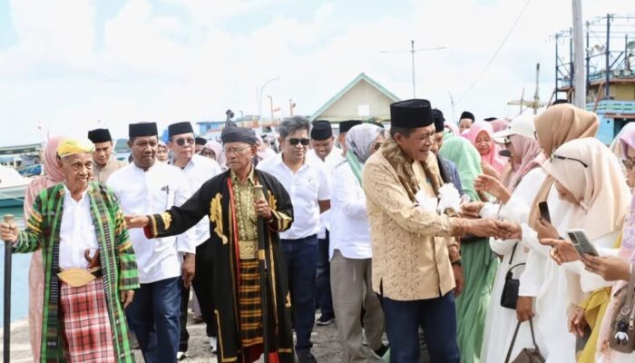Wakil Gubernur Sultra Kunjungi Tomia, Serahkan Bantuan Hibah dan Kenang Masa Kecil