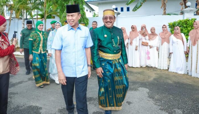 Gubernur Sultra Safari Ramadhan di Bombana, Bagikan 9.000 Paket Sembako dan Paparkan Program 100 Hari