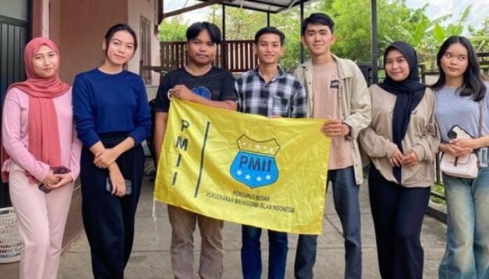 PMII Rayon Hukum USN Kolaka Bagikan Takjil Gratis di Bulan Ramadan
