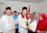 Wagub Sultra Salurkan 5.000 Paket Sembako Saat Safari Ramadhan di Buton Selatan