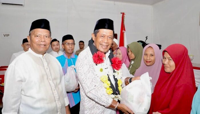 Wagub Sultra Salurkan 5.000 Paket Sembako Saat Safari Ramadhan di Buton Selatan