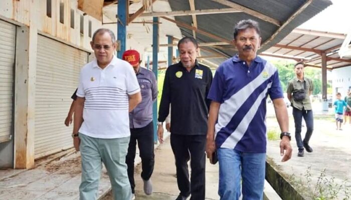 Wali Kota Baubau Blusukan di Kokalukuna dan Serahkan Bantuan Sembako untuk Warga