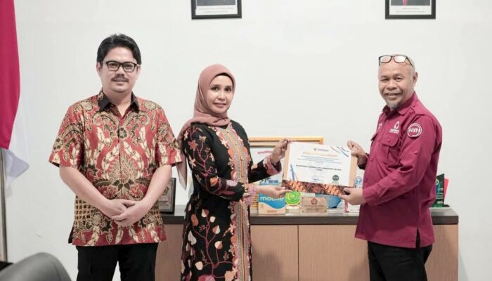 Pemkab Koltim Raih Penghargaan Kepatuhan Pelayanan Publik dari Ombudsman