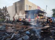 Lima Kios dan Satu Rumah Ludes Terbakar di Jalan Pemuda Kolaka, Kerugian Ditaksir Ratusan Juta